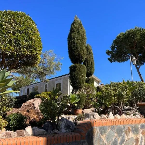 Chalet - Casa móvil Pinos - 3 beds, pool, private garden, hotel in Alhaurín de la Torre