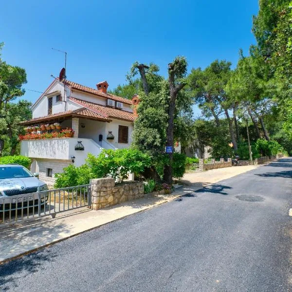 Apartments by the sea Artatore - Losinj - 2509, готель у місті Čunski