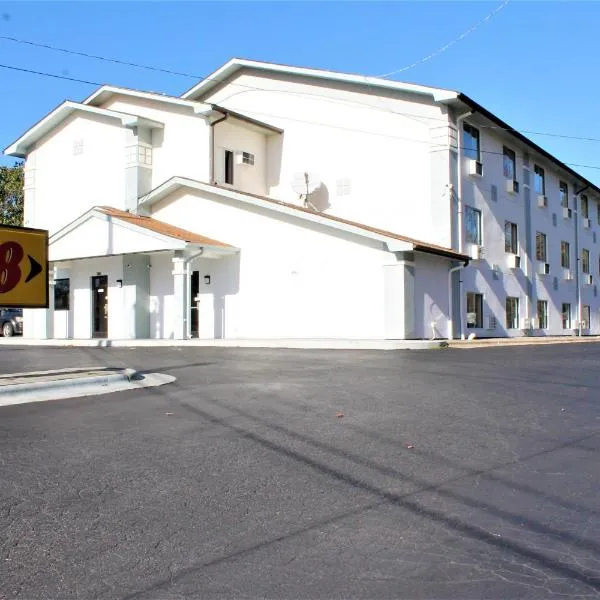 Super 8 by Wyndham Greensboro/Coliseum/Conv., hotel in Greensboro
