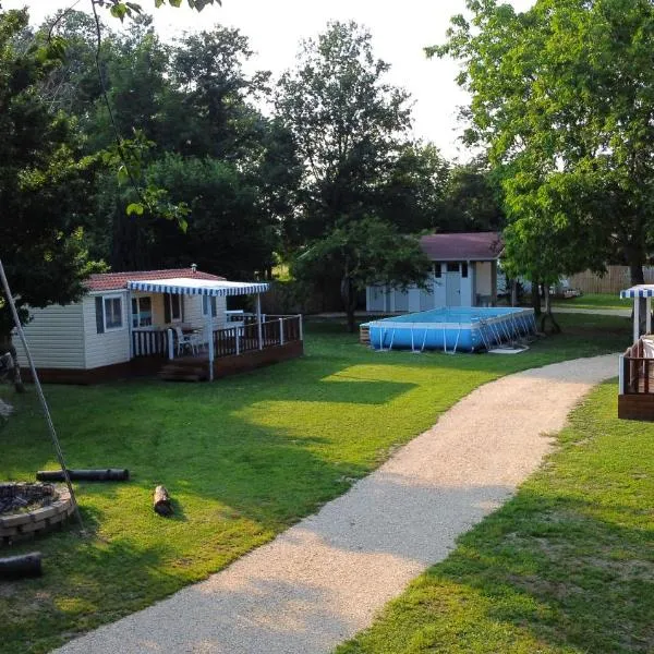 Del Falco AgriCamp-12 kilometers to Garda Lake and Verona, hotel v destinaci Bussolengo