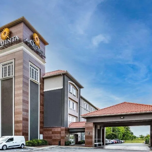 La Quinta Inn & Suites by Wyndham Norfolk โรงแรมในWilloughby Terrace