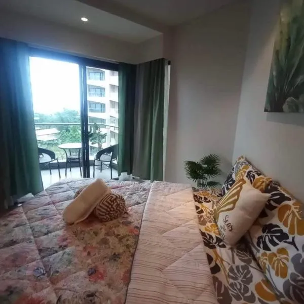 TAMBULI SEASIDE LIVING STAYCATION, hotel v destinaci Maribago