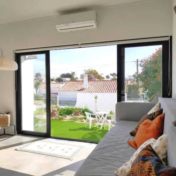 Airy 3br, AC, Garden, 2min Strip, 8min Oura Beach, hotel din Albufeira