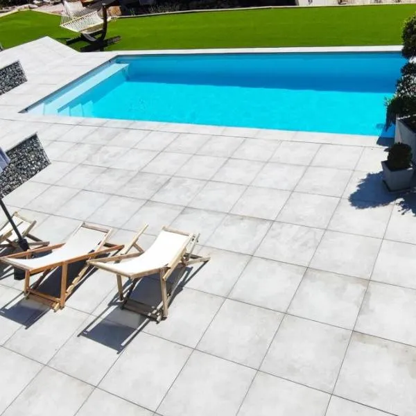 Chambre vue lac av piscine, hotel i Prunières