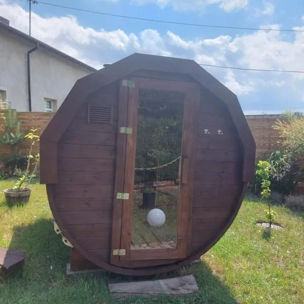 Dom na wsi z Sauna I Jacuzzi, hotel in Płużnica