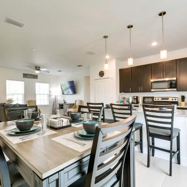 Bright, Pet-Friendly Home 16 Mi to Downtown Ocala, hotel in Marion Oaks