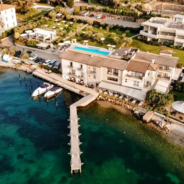 Bella Hotel & Restaurant with private dock for mooring boats, hotel v destinácii San Felice del Benaco