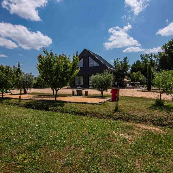 Villa indépendante gîte Mas fond des Prés – hotel w mieście Saint-Privat-des-Vieux