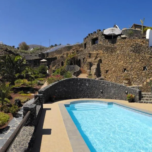 Castillo Lanzarote Villa Bentley - Luxury Villa -sleep in a volcanic cave、ティアスのホテル