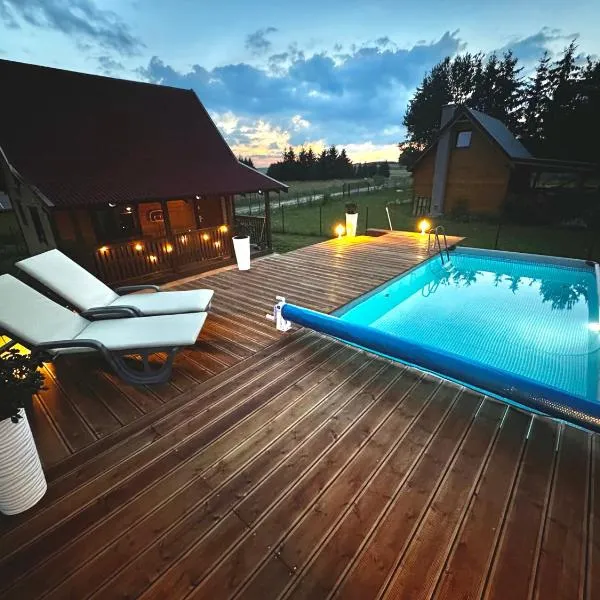 Domek letniskowy Jawor z basenem, hotel in Małdyty
