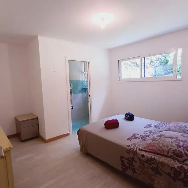 Chambre à louer 15mnn de Grenoble-salle de bain privée-WIFI gratuit, hotell i Fontanil-Cornillon