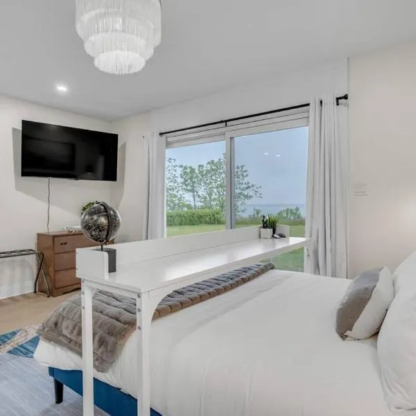 Charming Lakeside Breeze By The Lake, hotel in Port Hope