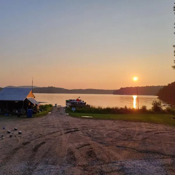 Chalet with great lake view, hotel em Bouchette