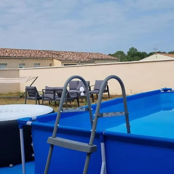 Maison Bohême" entre Collègues ou Famille - Piscine Jacuzzi jusqu'à fin septembre, hotel in Saint-Seurin-sur-lʼIsle