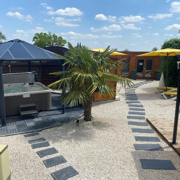 Logis Hôtel Centrotel et Spa Bulles d'Allier, hotel v destinácii Montmarault