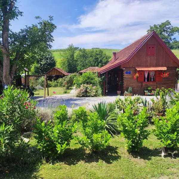 Pod orehom drvena kuća i sauna, hotel in Novi Golubovec