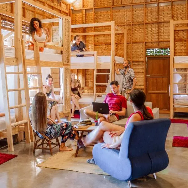 Society House Luxury Hostel, hotel v destinaci Pai