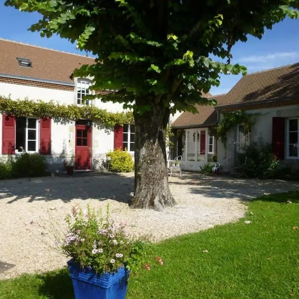 Les volets rouges, hotel in Sémoy