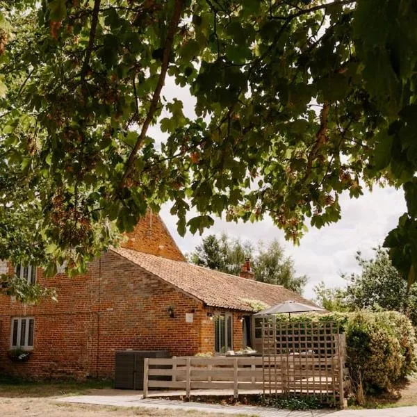 The Threshing Barn - relaxing countryside spa break, ξενοδοχείο σε Pentney