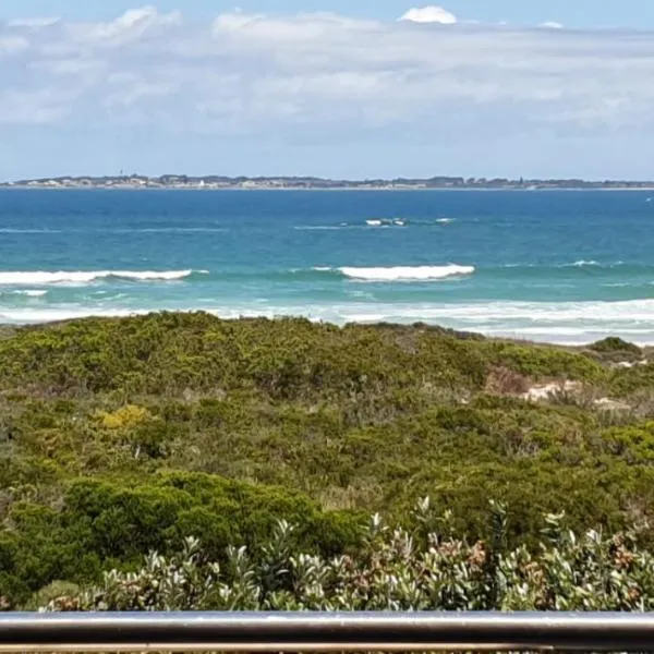 Beachfront 3-bedroom with Robben Island views, hotell Kaplinnas