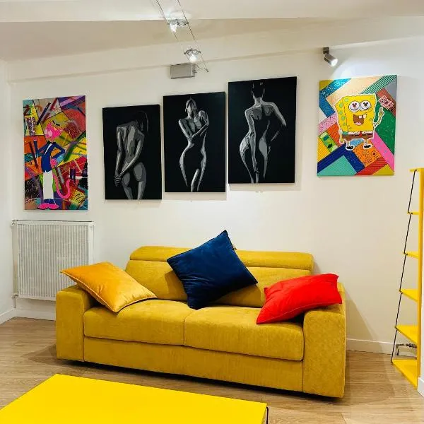 POP appART Appartement Artiste configuré en Galerie dArt à 200 m du centre ville avec Parking privé et securisé gratuit dans copropriété, hotel v Avignonu