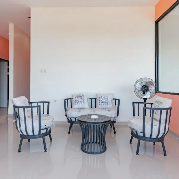 Sans Hotel Berau Square, מלון בTanjungredep