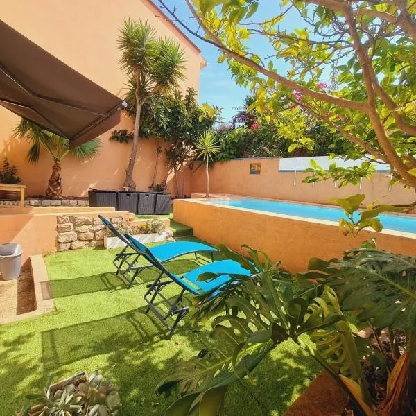 Villa standing 10 personnes piscine/ pinède, hotel v destinácii Canet-en-Roussillon