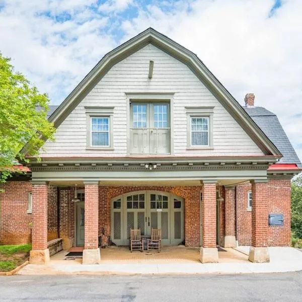 The Long Run - 2 CA King Sized Beds+ - Sleeps 8-10, hotel en Lynchburg