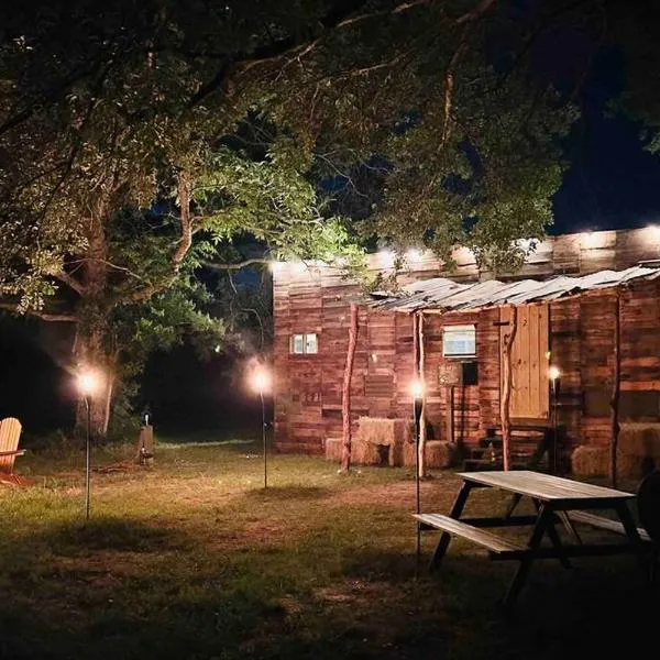 Cabin 2 - steps from the river!, hotel v destinaci Huntsville