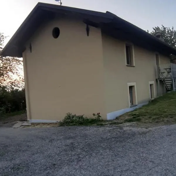 CASCINA BINELLO appartamento B, hotel v mestu Murazzano