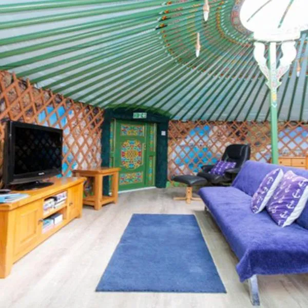 Green Yurt with Hot Tub - Sleeps 3 Parking & WiFi, hotel v destinaci Turriff