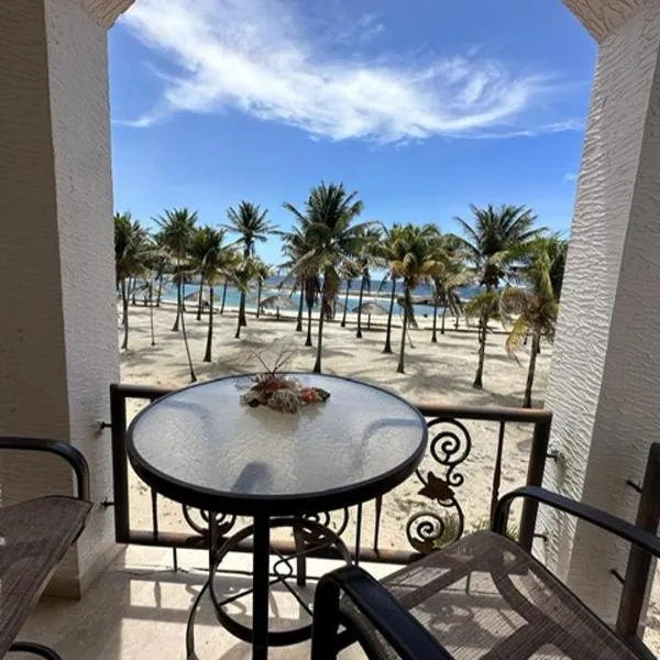Beach Front Condo steps from beach, hotel in First Bight