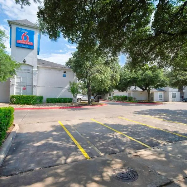 Studio 6 Extended Stay - Austin, TX - Midtown、オースティンのホテル