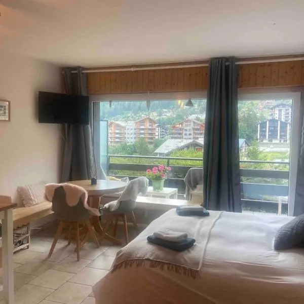 Sunny Swiss mountain Studio in centre by Jolidi, hotel in Nendaz