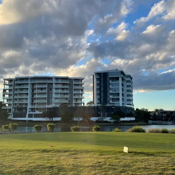 Signature Waterfront Apartments, hotel sa Upper Mudgeeraba