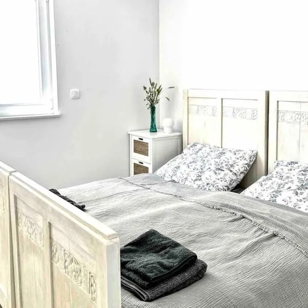 Cosy new apartment near the sea, hotel in Grebaštica