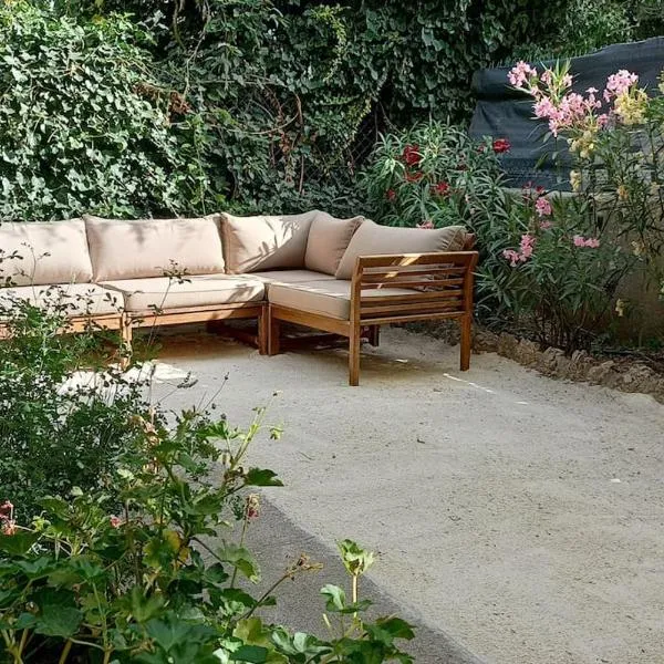 Grand appartement, 2 chambres et jardin, hotel v destinaci Nîmes