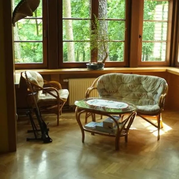 Leśny kasztel pod sosnami. Pokój w koronach drzew., hotel in Milanówek