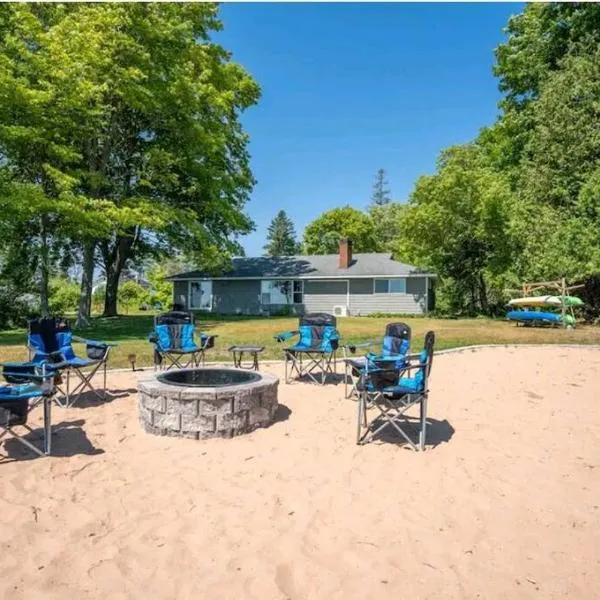 Beautiful home on Lake Michigan, near Escanaba, hotel di Bark River