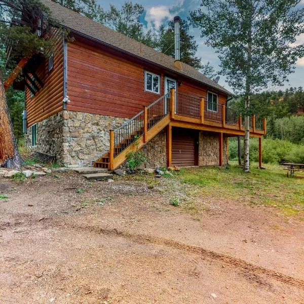 Highland Park में, होटल Deck & Mtn Views! Family A-Frame Cabin in Bailey