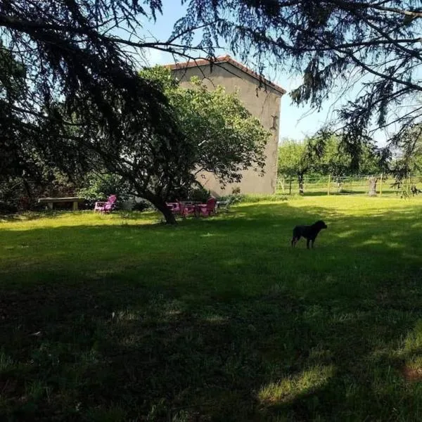 Gîte au calme dans le Parc du Livradois-Forez, hotel a Égliseneuve-près-Billom