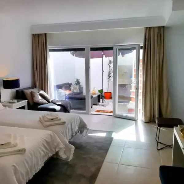 Quarto Duplo com Kitchenette, WC e Pátio privativo, hotel in Corroios