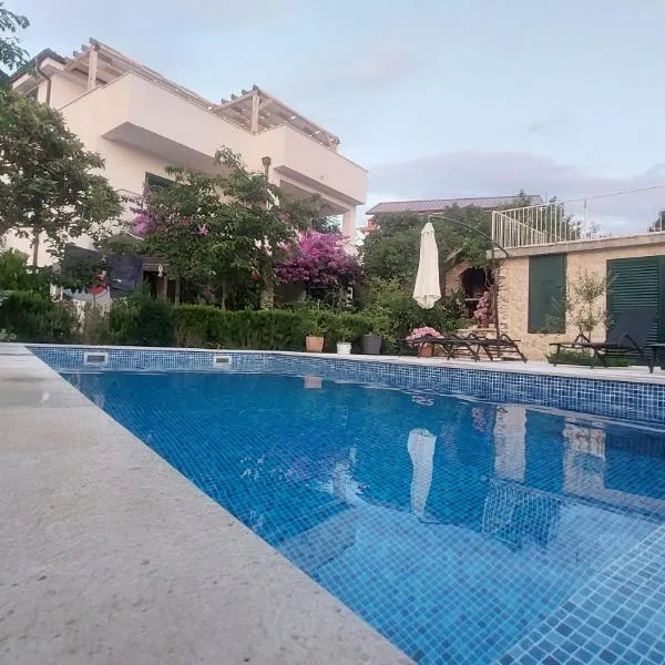 Apartments Plavi&Žuti, hotel in Zaboric