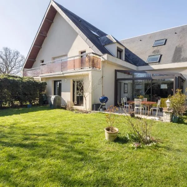 Beau 4 pièces avec grand jardin et tennis proche HEC et INRAE, hotel in Jouy-en-Josas