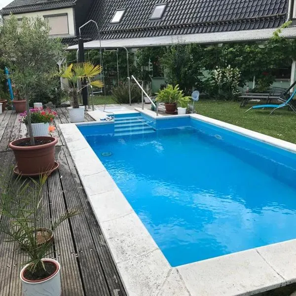Ferienwohnung Krause oben, hotel v destinaci Steinthaleben