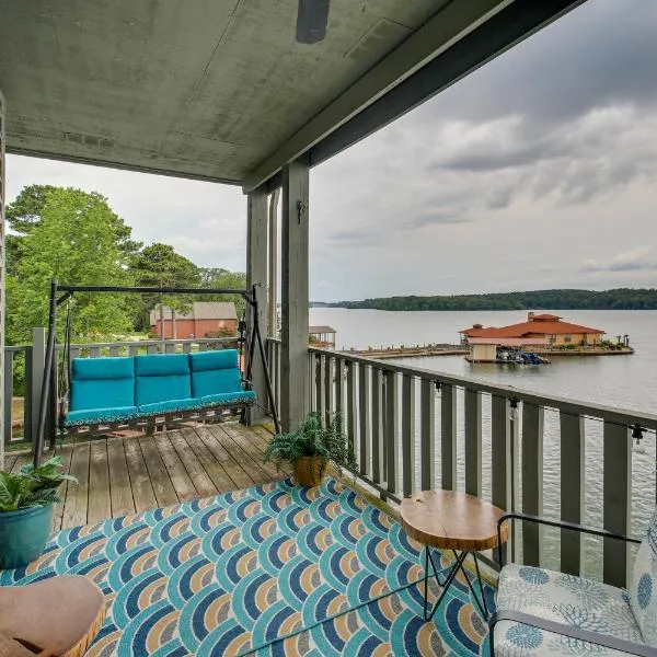 Lake-View Balcony: Hot Springs Penthouse!, hotel a Hot Springs
