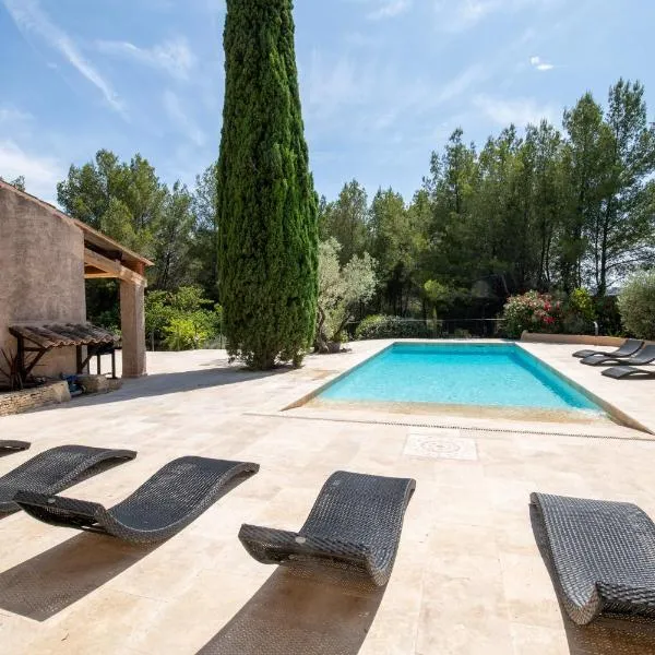 Villa de charme en campagne avec piscine privée et nature luxuriante, hotel v destinácii Le Beausset