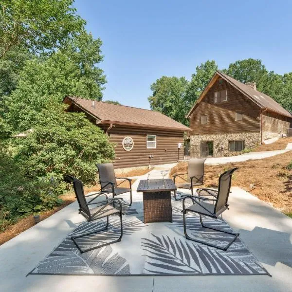 Hickory Hideaway: Pet-Friendly Haven w/ Fire Pit!, hótel í Hickory