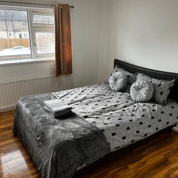 Good priced double bed in Hayes: Northolt şehrinde bir otel