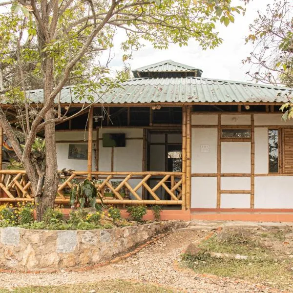 CABAÑA FAMILIAR en EcoparqueChinauta, PISCINA, GRANJA, JUEGOS, PESCA, RESTAURANTE，富薩加蘇加的飯店